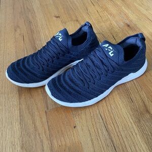 APL Techloom running shoe
